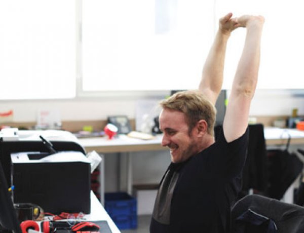 Lassan készülhetünk a hétfőre, ismeri az 5 perces 'irodai tornát'?