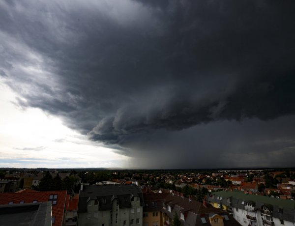 Több száz helyre riasztották a tűzoltókat a viharok miatt hétvégén