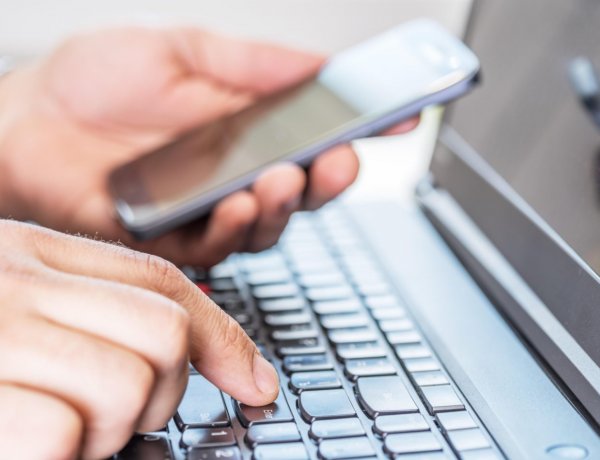 Csalókra figyelmeztet a UPC – Értékes mobilkészülékeket ígérnek bankkártyaadatokért