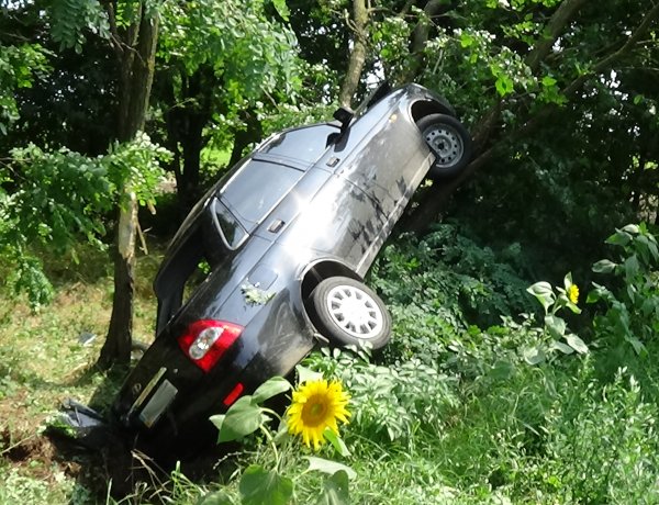 Fának csapódott egy személygépkocsi Nagycserkesznél, két sérültet szállítottak kórházba