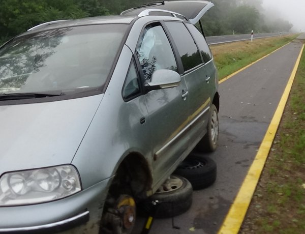 Baleset Gyulatanyánál – A sofőr elaludt a volánnál, a kerékpárúton állt meg