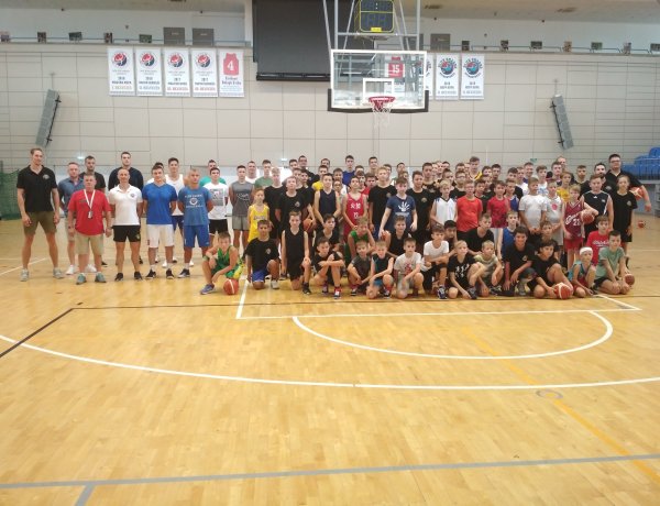 Kosaras tábor meglepetésvendéggel - Keller Ákos válogatott játékos az Arénában