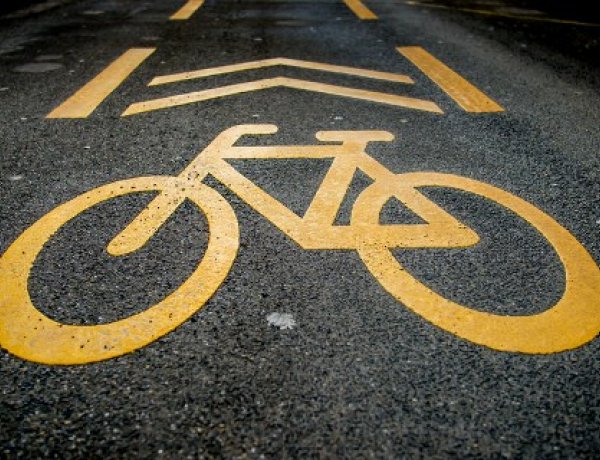 Jó hír a kerékpárosoknak – Itt kapott új aszfaltburkolatot a kerékpárút!