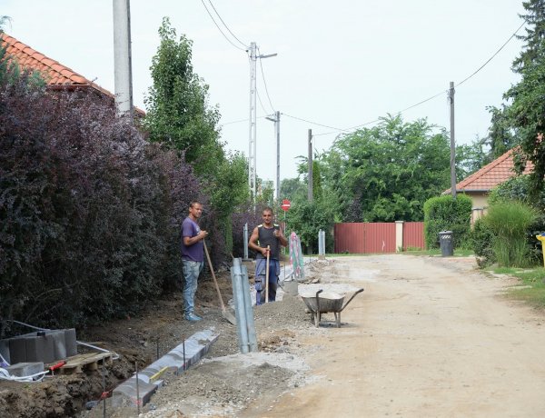 Újabb földutak kapnak aszfaltot – Zajlik a Napsugár és Borostyán utca aszfaltozása