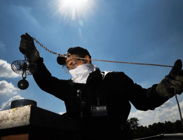 Meglepő, de igaz! Érdemes már a nyári időszakban felvenni a kapcsolatot a kéményseprőkkel