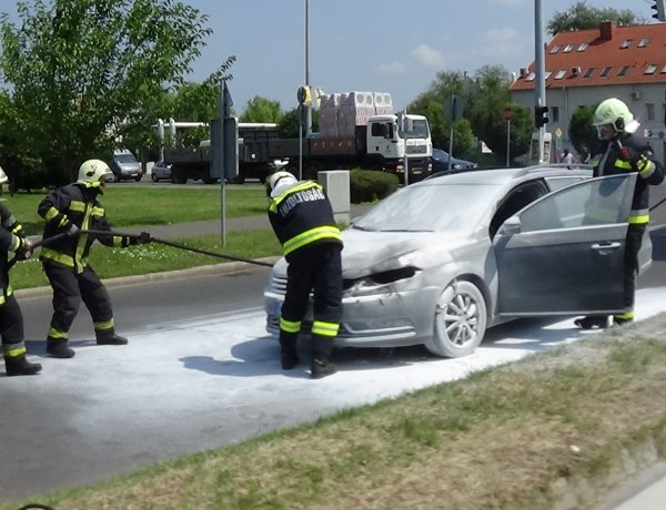 Menet közben gyulladt ki egy személygépkocsi Nyíregyháza forgalmas útszakaszán
