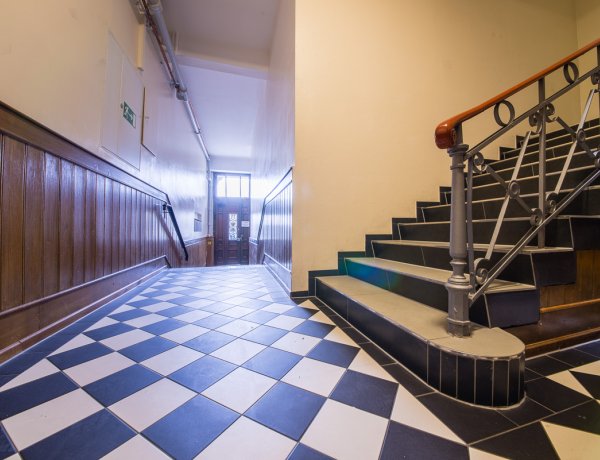 Lépcsőházak biztonsága – Ezek a legfontosabb tűzvédelmi szabályok 