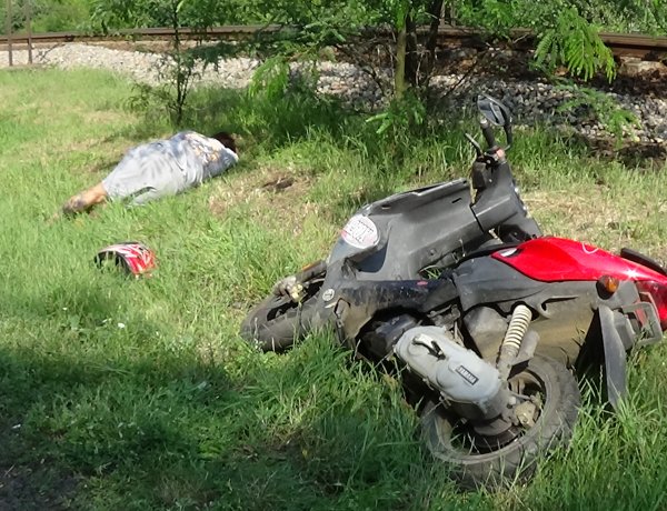 Elvesztette uralmát járműve felett egy robogós, árokba csapódott