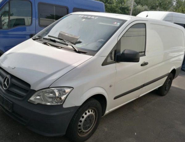 Körözött gépkocsi a parkolóban – Az osztrák hatóságok körözték a kisteherautót