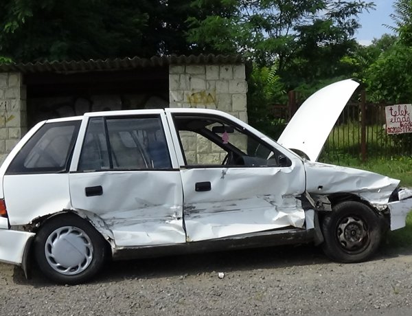 Baleset Nyírpazonynál - Egy haszonjármű figyelmetlenül kanyarodott rá a fűútra 