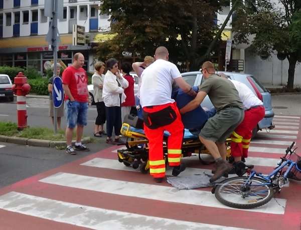 Zebrán gázoltak el újra kerékpárost - A sérült férfit a mentők kórházba vitték