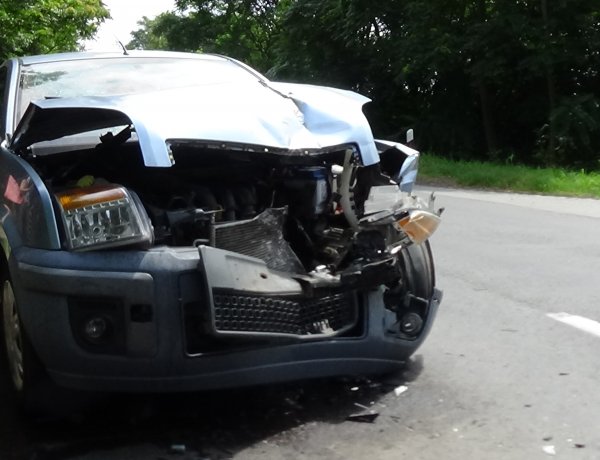 Egy kanyarodásra váró autóba futott bele a mögötte érkező   