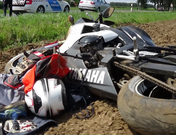 Motoros a szántóföldön - Elvesztette uralmát a járműve felett, kórházba szállították