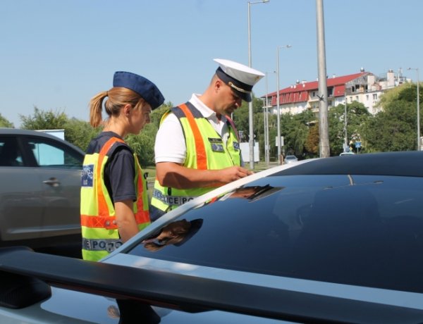 Közlekedésbiztonsági ellenőrzés - Közel 300 járművezetőt ellenőriztek