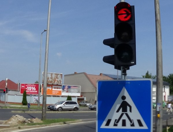 Új jelzőlámpa segíti a biztonságos közlekedést - Hogy hol?  