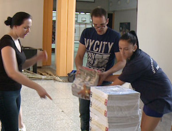 Naponta kétszáz iskolába szállítja ki a tankönyveket a Magyar Posta