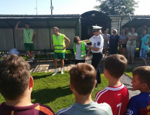 Láthatósági mellényeket osztottak ki táborozó gyerekeknek és kísérőiknek