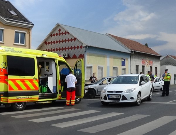 Egy autós megállt a pirosra váltó lámpánál, a mögötte érkező pedig belerohant
