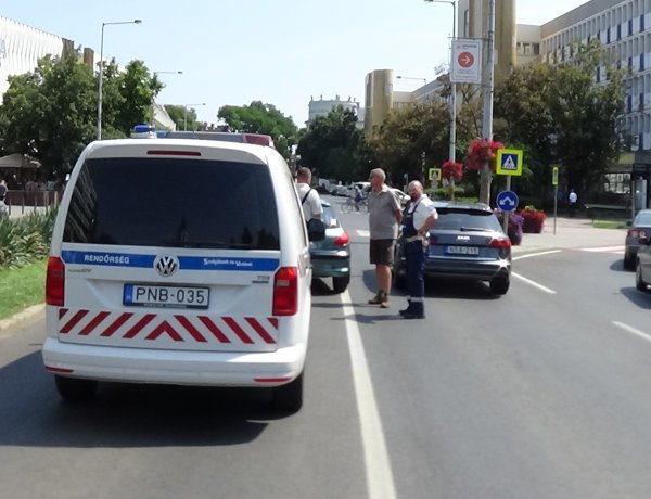 Az Országzászló téren szabálytalan sávváltás miatt ütközött két személygépkocsi