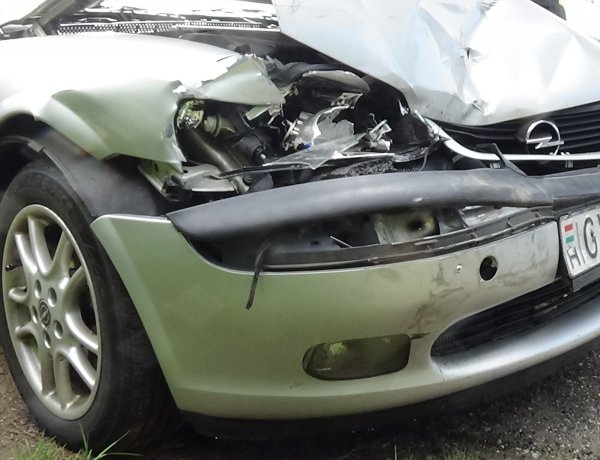 Napkor külterületén egy álló haszonjárműbe belerohant a mögötte érkező autó