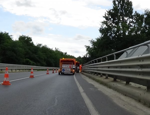 A Sóstói úti felüljáró korlátját javítják - Egy korábbi balesetben sérült meg