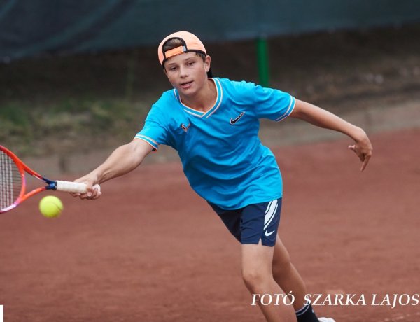 Korosztályos Bajnokság - folyamatosan mérkőzéseket rendeznek a teniszpályákon