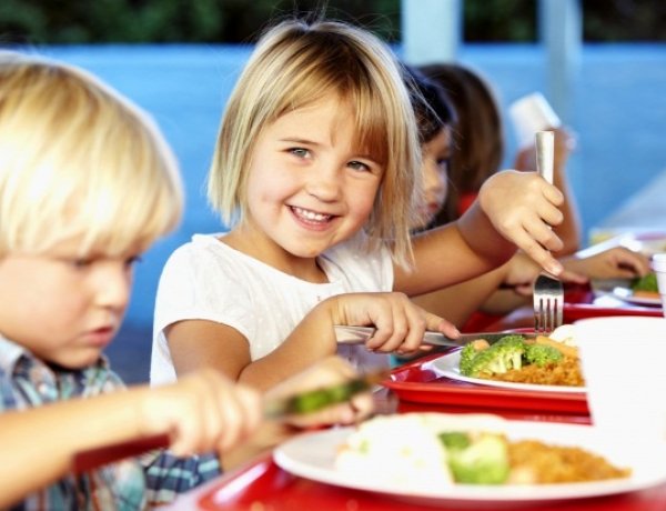 Közel ezer gyerek étkeztetéséhez járul hozzá a tanítási szünnapokon az önkormányzat