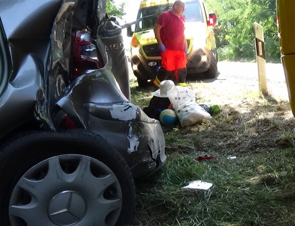 Nyírjestanya külterületén egy távolsági autóbusz és egy autó ütközött 