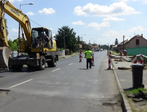 Zajlanak az útfelújítási munkák a Kállói úton - A forgalmat jelzőőrök irányítják