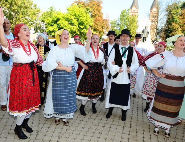 A világ táncosai Nyíregyházán - A mexikóiak életszeretetével és a thaiok harmóniájával...