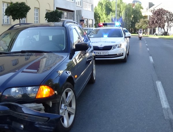 Kihajtott a robogós elé, összeütköztek – Karambol a Bercsényi utcán