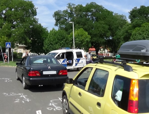 Két személygépkocsi ütközött a Fazekas János téren, személyi sérülés nem történt