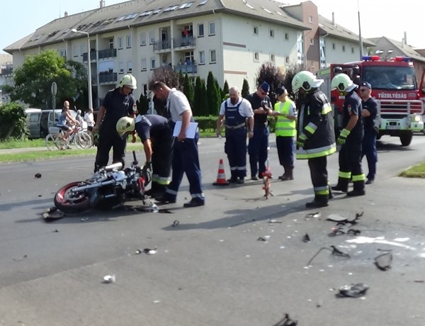 Életveszélyes sérülésekkel szállították kórházba a Kosbor utcán karambolozó motorost