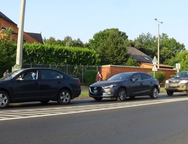 Hármas karambol történt a Kosbor utcán, személyi sérülés nem történt