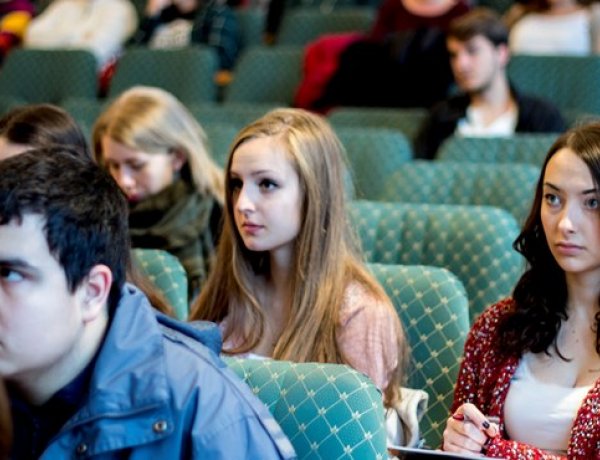 Osztatlan képzésre is több ezer diákot vettek fel: ezeken a szakokon tanulnak a legtöbben 