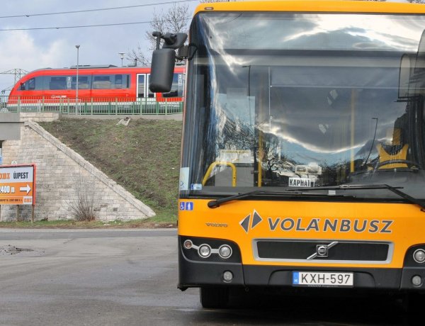 Változik a buszok és a vonatok menetrendje a hosszú hétvégén