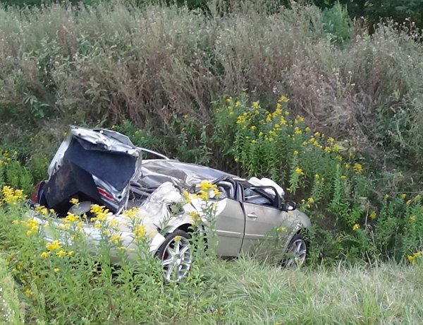 Súlyos sérülésekkel szállították kórházba a 403-as elkerülőn árokba boruló jármű sofőrjét