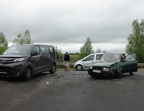 Négy személyt szállítottak kórházba a Császárszállásnál történt hármas karambolból