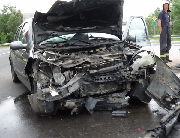 Totálkár – Karambol az M3-as autópálya lehajtójánál, egy személy megsérült