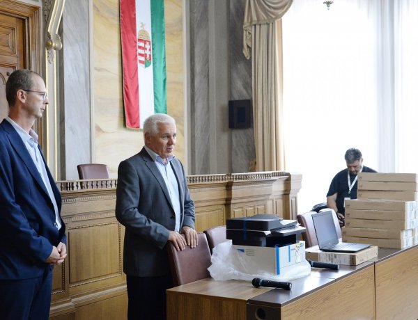 Laptop a védőnői szolgálat munkatársainak – A Városházán adták át az eszközöket