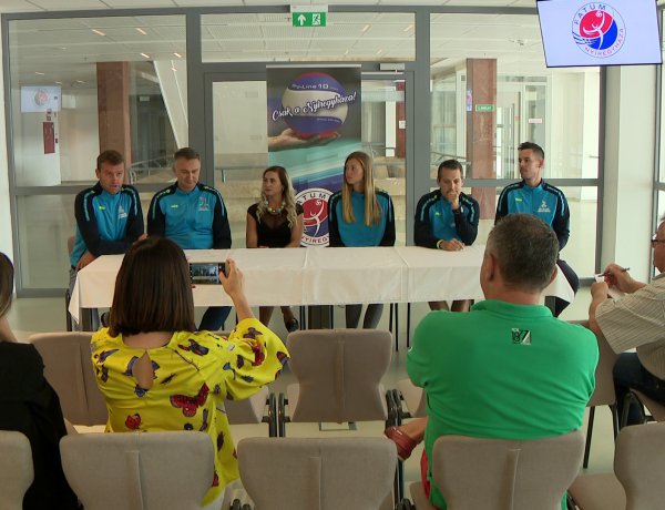 Kifutón a röplabdás lányok – Ékszereket mutatnak be a csapat tagjai a belvárosban