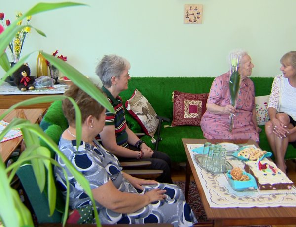 90. születésnapja alkalmából Feczenkó Andrásnét köszöntötték Nyíregyházán