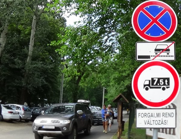 Változik a forgalmi rend a Tölgyes utcán – Ezek a járművek nem hajthatnak be!