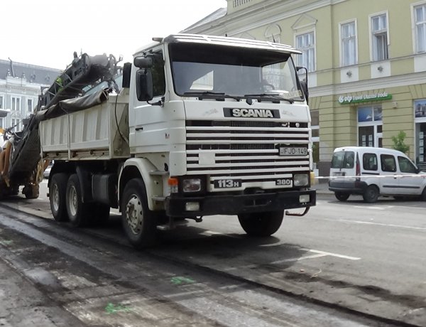 Megkezdődött a Hősök terén található parkolók felújítása – Forgalomkorlátozás!