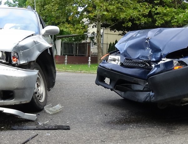 Ismét elsőbbségadás hiánya miatt történt baleset a Korányi Frigyes utcán