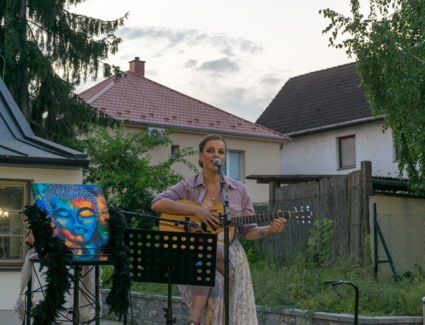 Kosik Anita, az énekes madár – A Bencs Villában tartott zenés estet a színház művésze