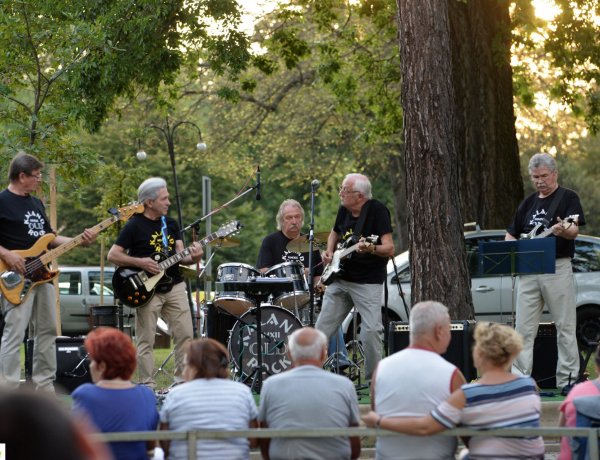 Most szombaton is volt Zene Sóstón! - A színpadon a Kaland Old Rock zenekar játszott