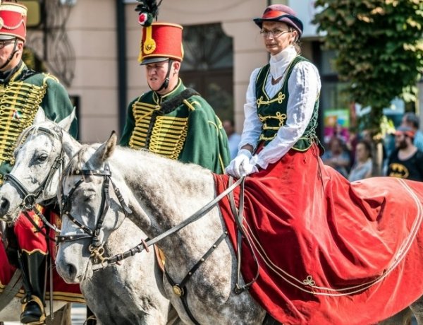 Lovas díszmenet, koszorúzás és huszárgenerációk találkozója is lesz hétvégén! 
