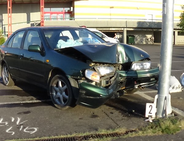 Elvakította a napsütés, villanyoszlopnak ütközött egy bevásárlóközpont parkolójában