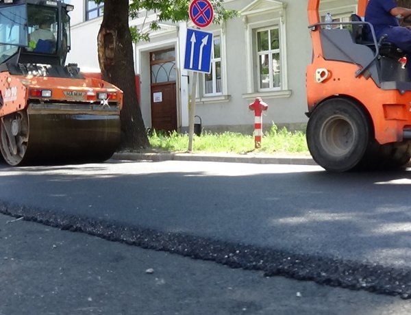 Forgalomkorlátozás! – Megkezdődött a Bethlen Gábor utca aszfaltozása